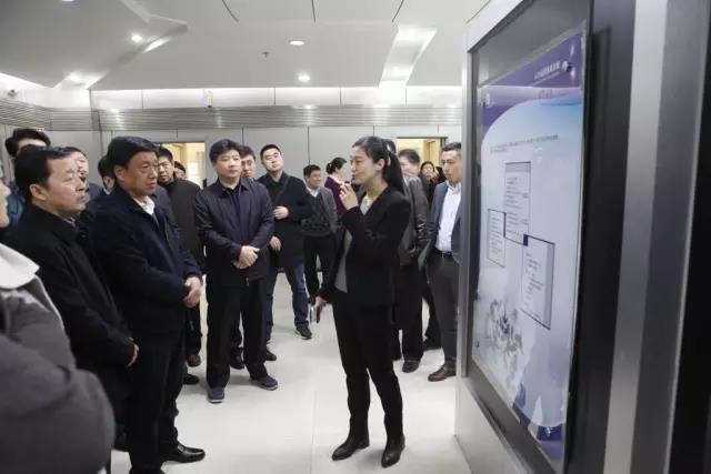  高級質(zhì)量ACE經(jīng)理康婧向代表們介紹ACE運(yùn)營系統(tǒng)的運(yùn)營模式